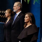 Del vestido en negro de la Reina a la luz de la chaqueta joya de doña Sofía