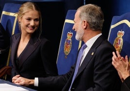 En la imagen, la Princesa Leonor y el Rey Felipe VI, en la ceremonia de entrega de los Premios Princesa de Asturias 2024. En el vídeo, resumen de los mejores momentos de la ceremonia.