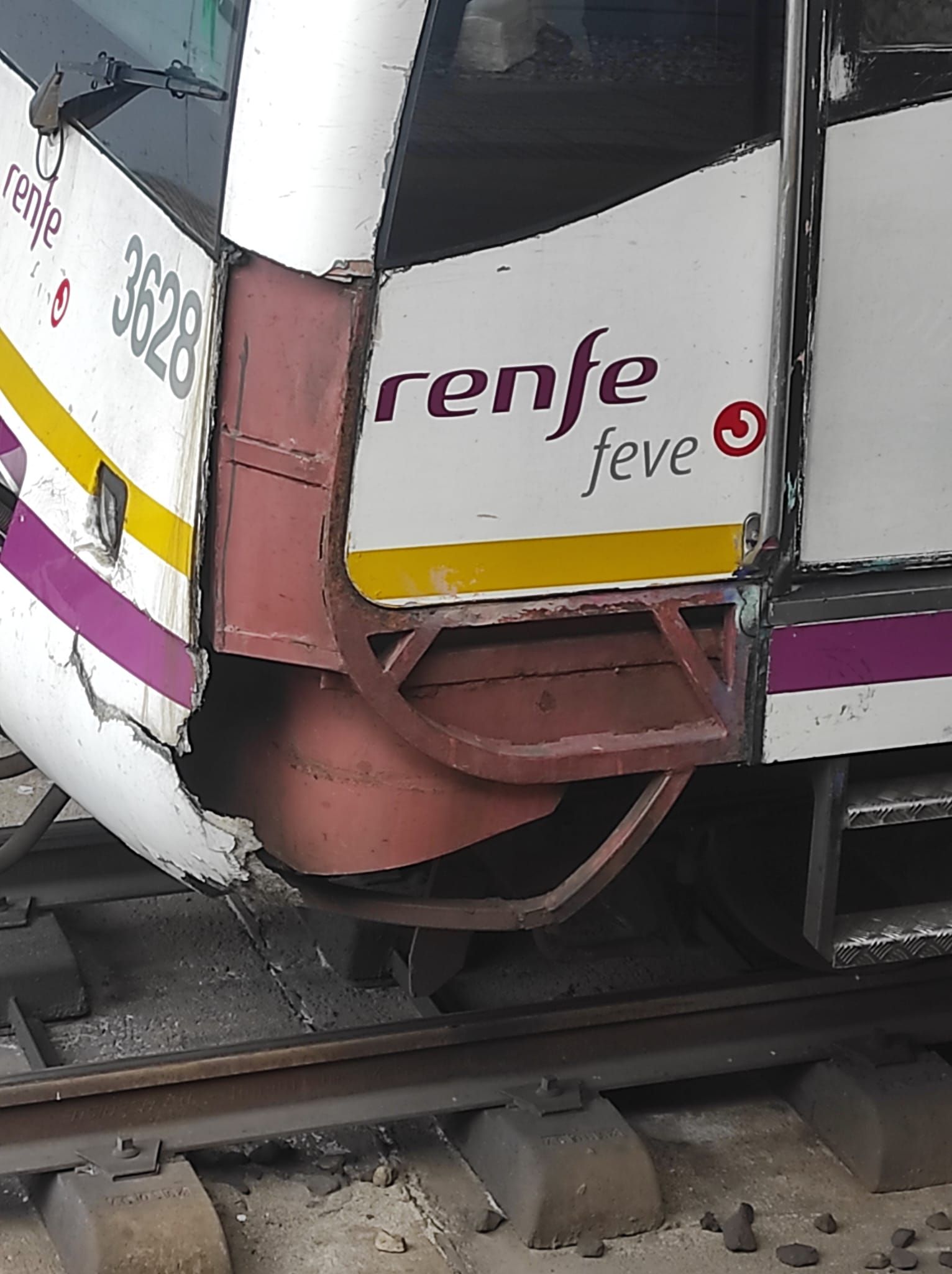 Carrocería dañada de un tren en Parque Principado.