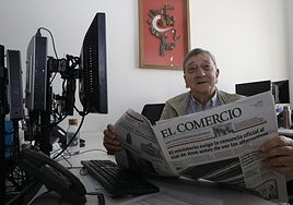 Chema Fernández Allongo, historia viva del periodismo gijónés, en la redacción de EL COMERCIO.