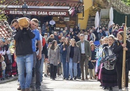 La Familia Real asistió a la tradición de la Jovera, el palu de la fiesta patronal de Sotres llevado por los mozos mientras las mozas cantan El Ramu.