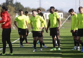 Los jugadores del Sporting, durante un ejercicio en Mareo, en la última sesión antes del encuentro de esta tarde.