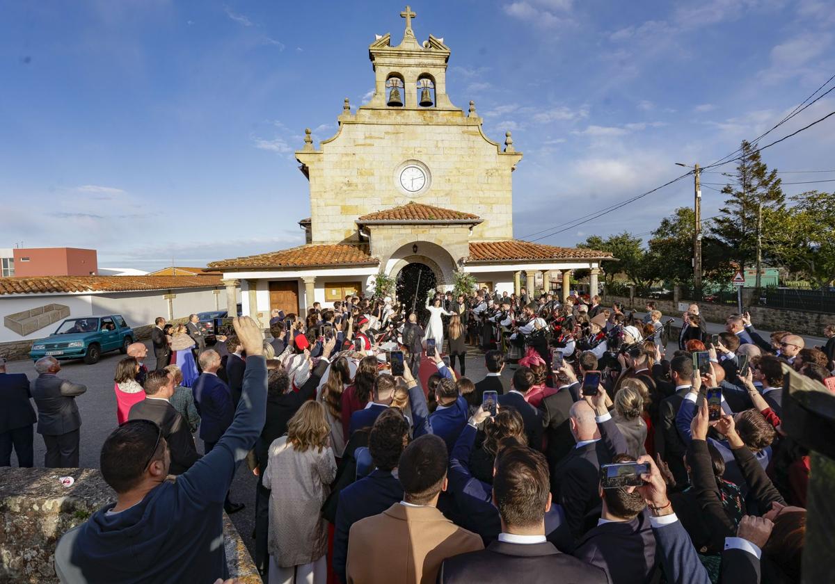 La novia lució un modelo de Josechu Santana y el novio fue vestido por la Sastrería Plácido.