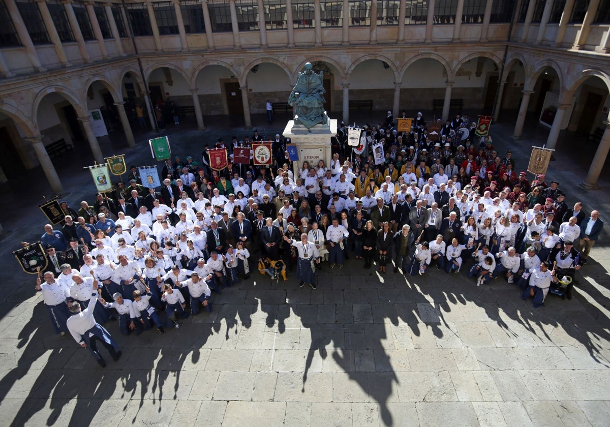 Cofradías de España, Portugal e Italia posaron este mediodía en el Edificio Histórico tras el XII Gran Capítulo del Desarme.