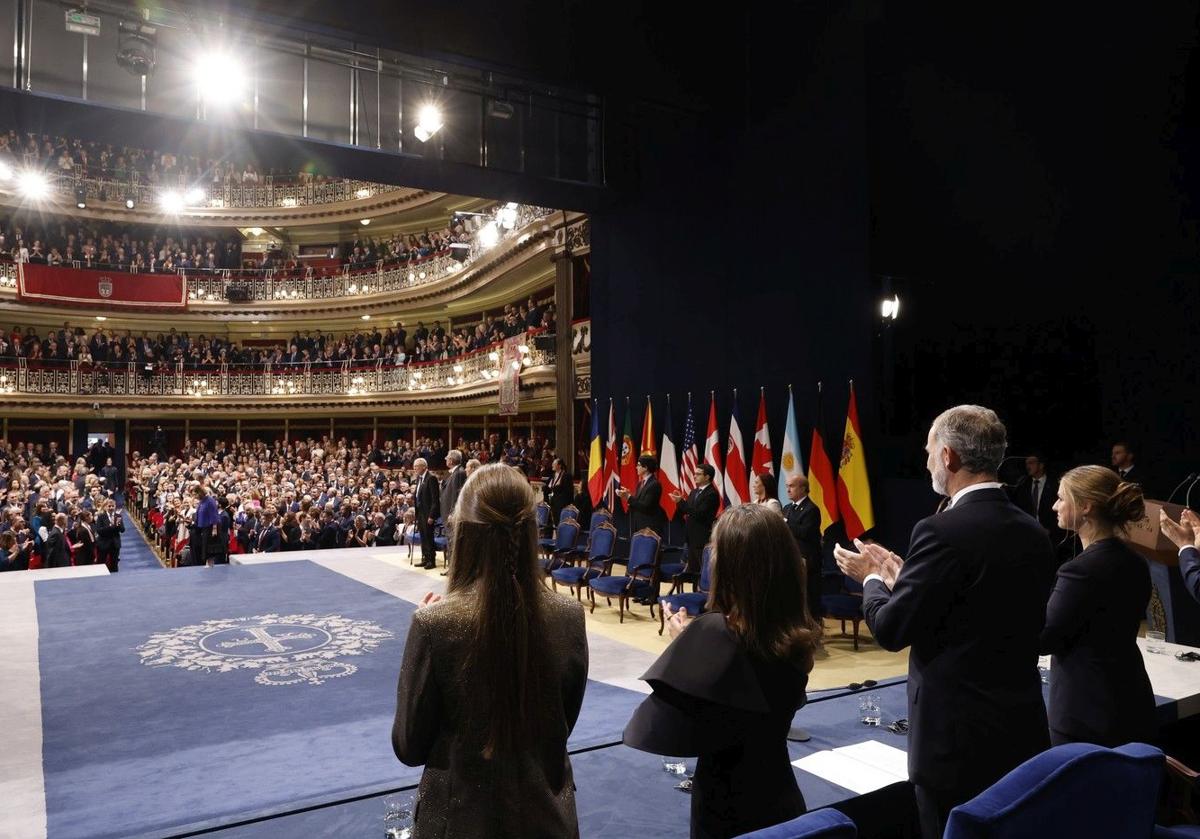 a Familia Real y el público del Teatro Campoamor recibieron entre aplausos a los premiados.