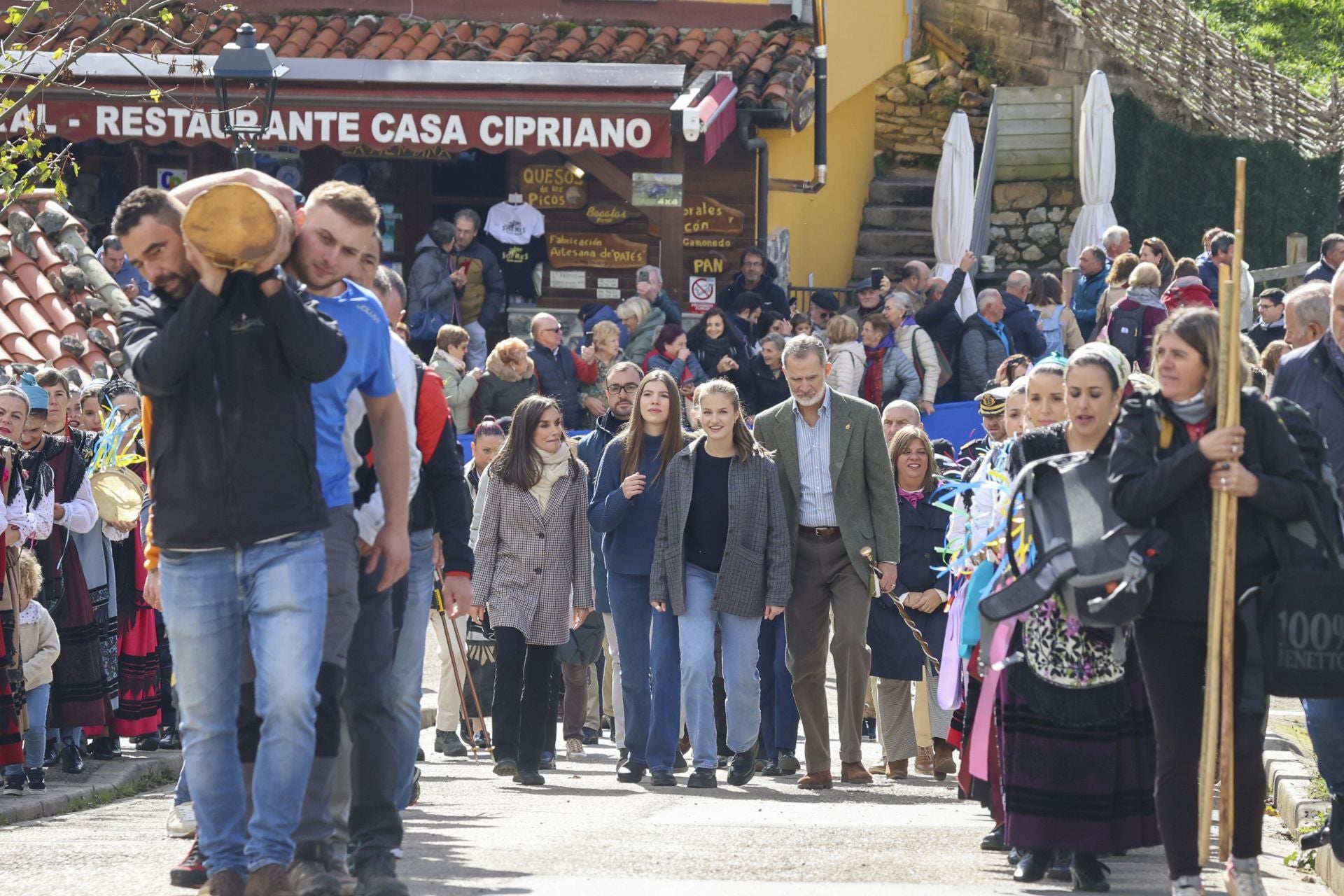 Sotres, pletórico: la visita real al Pueblo Ejemplar de Asturias, en imágenes