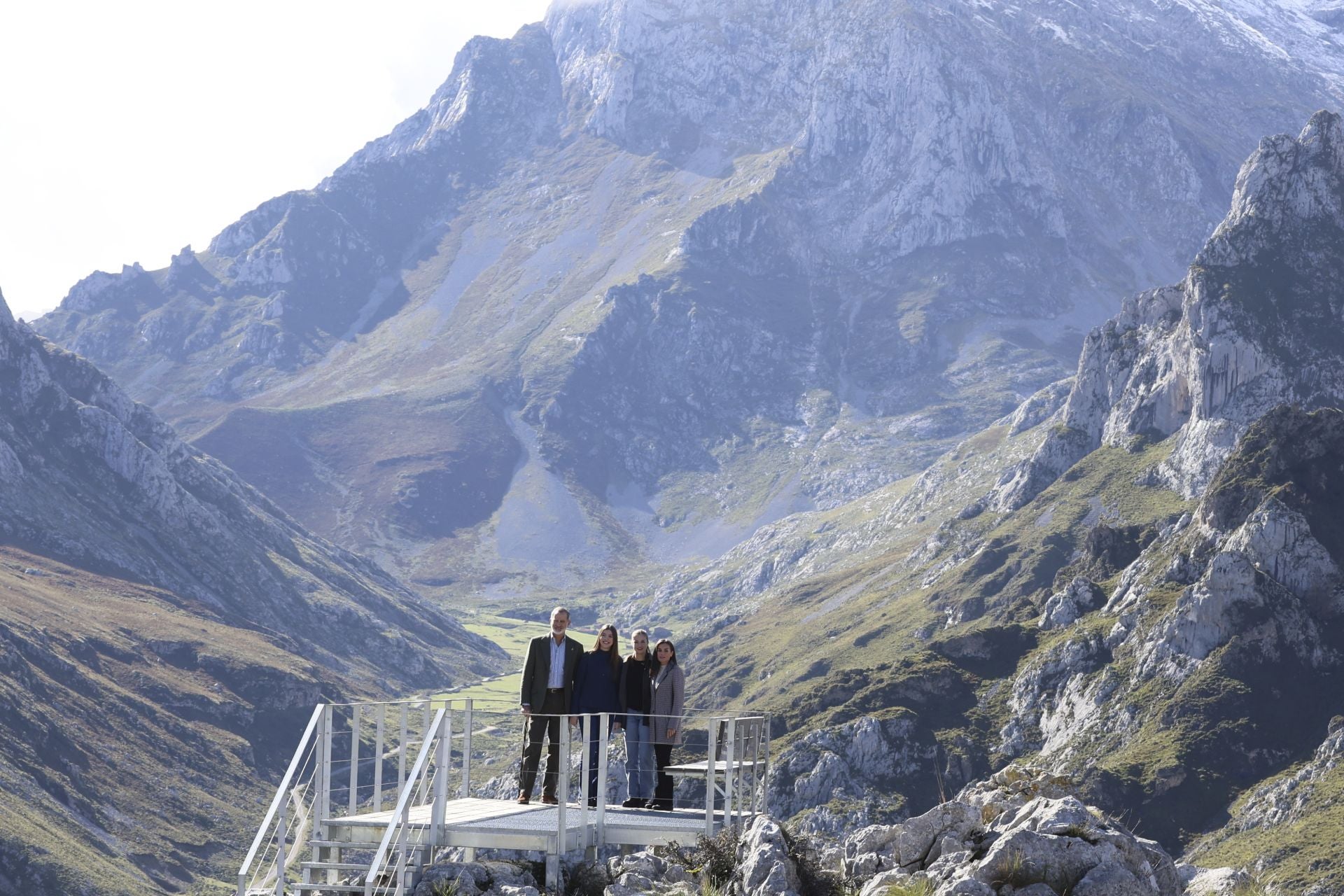 Sotres, pletórico: la visita real al Pueblo Ejemplar de Asturias, en imágenes