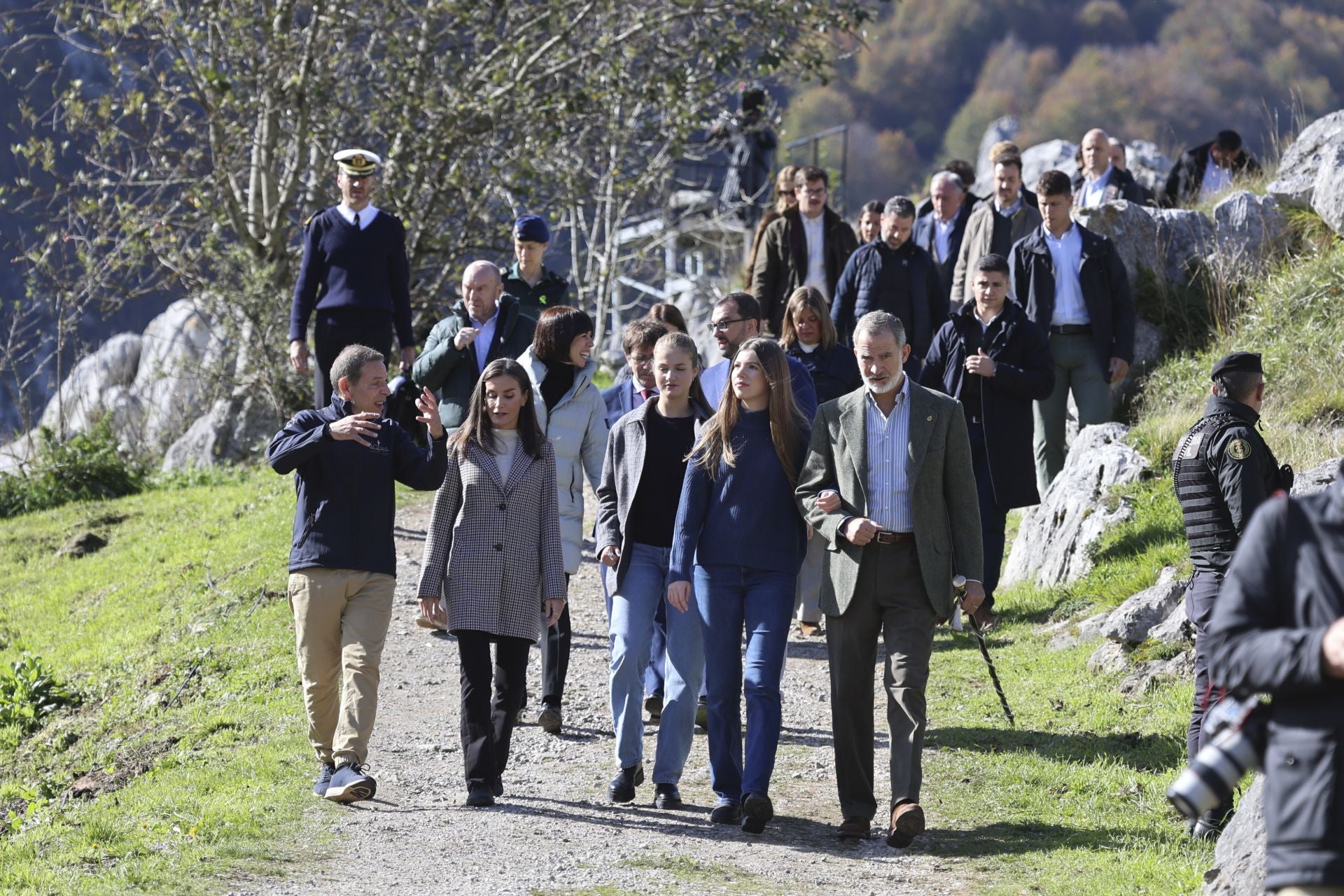 Sotres, pletórico: la visita real al Pueblo Ejemplar de Asturias, en imágenes