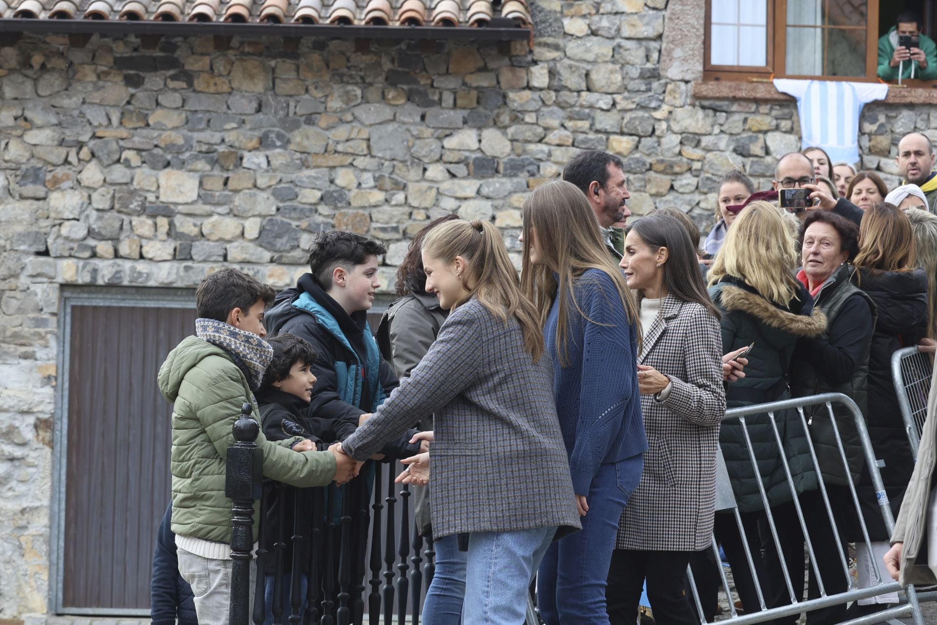 Sotres, pletórico: la visita real al Pueblo Ejemplar de Asturias, en imágenes