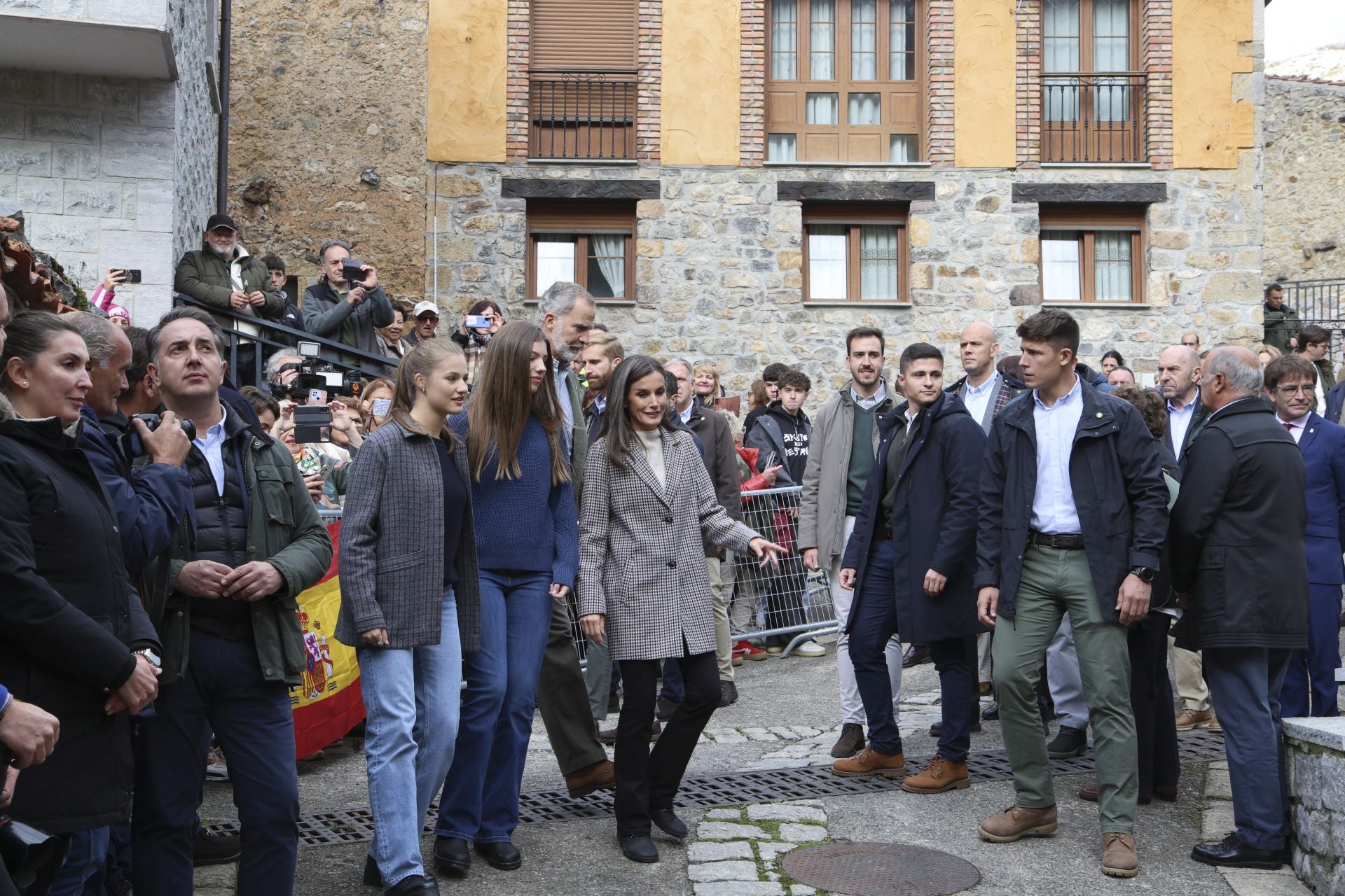 Sotres, pletórico: la visita real al Pueblo Ejemplar de Asturias, en imágenes