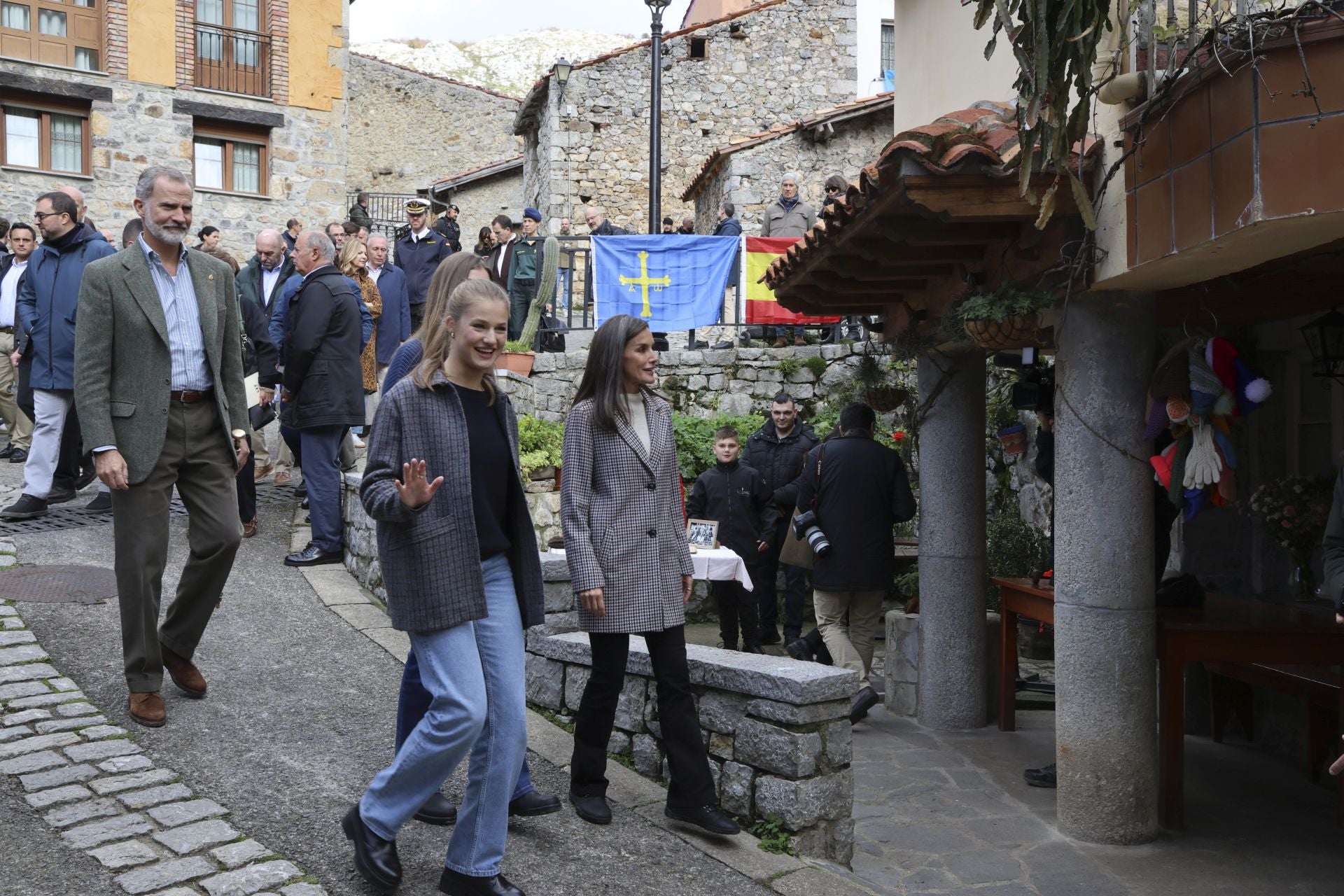 Sotres, pletórico: la visita real al Pueblo Ejemplar de Asturias, en imágenes