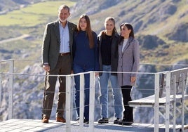 El Rey Felipe VI, la Infanta Sofía, su hermana, la Princesa Leonor y doña Letizia, en Sotres.