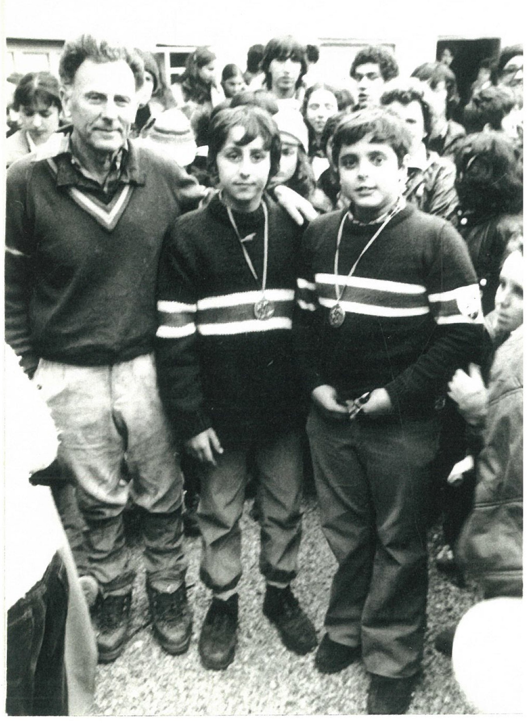 Emilio Martínez 'El Boti', con un grupo de alumnos montañeros del Colegio Corazón de María.