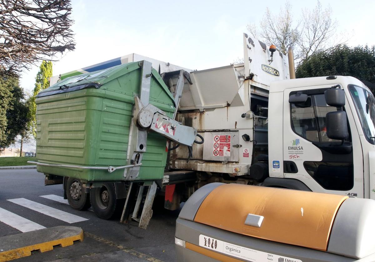 Un camión de Emulsa recoge la basura que no es para reciclar, la que encarece los costes.