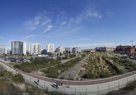 Terrenos liberados del Plan de Vías donde ahora el gobierno plantea 750 viviendas, 60.222 metros cuadrados de zonas verdes, y 17.185 metros cuadrados de espacios destinados a equipamientos dotacionales.