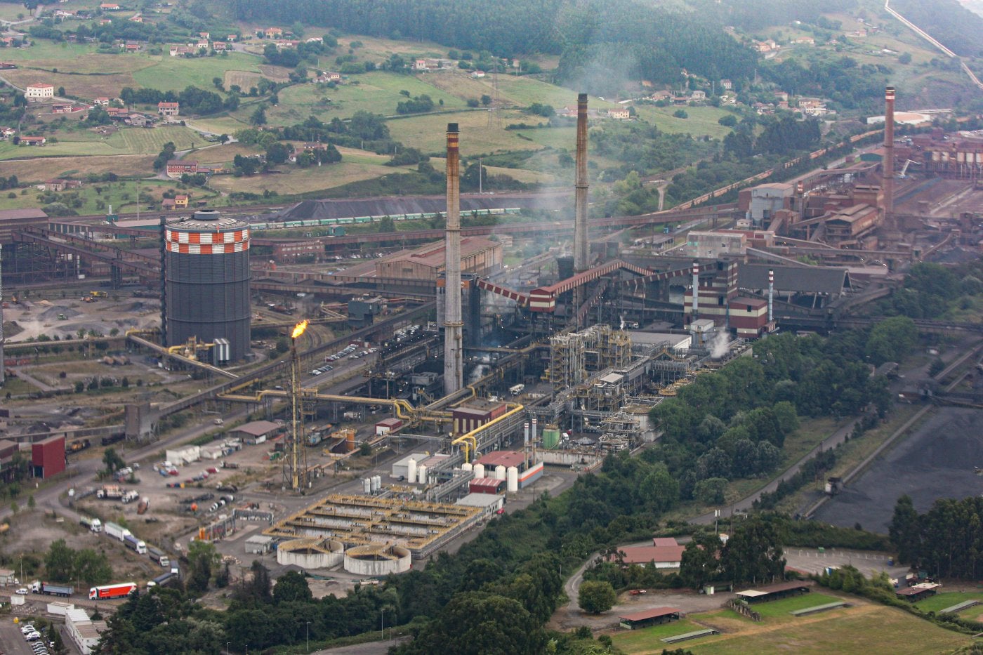 Vista aérea de la factoría de ArcelorMittal en Gijón.