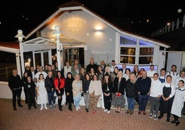 Ponentes, invitados, participantes de años pasados y organizadores dan la bienvenida a la cuarta edición de FéminAs en el restaurante Real Balneario de Salinas.