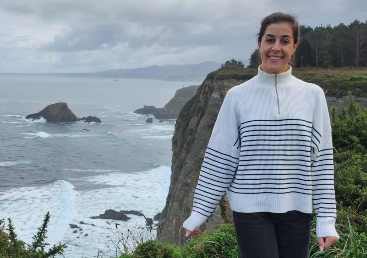 Carolina Marín, en el Mirador de Busto, en Valdés, antes de emprender viaje de regreso a Madrid.