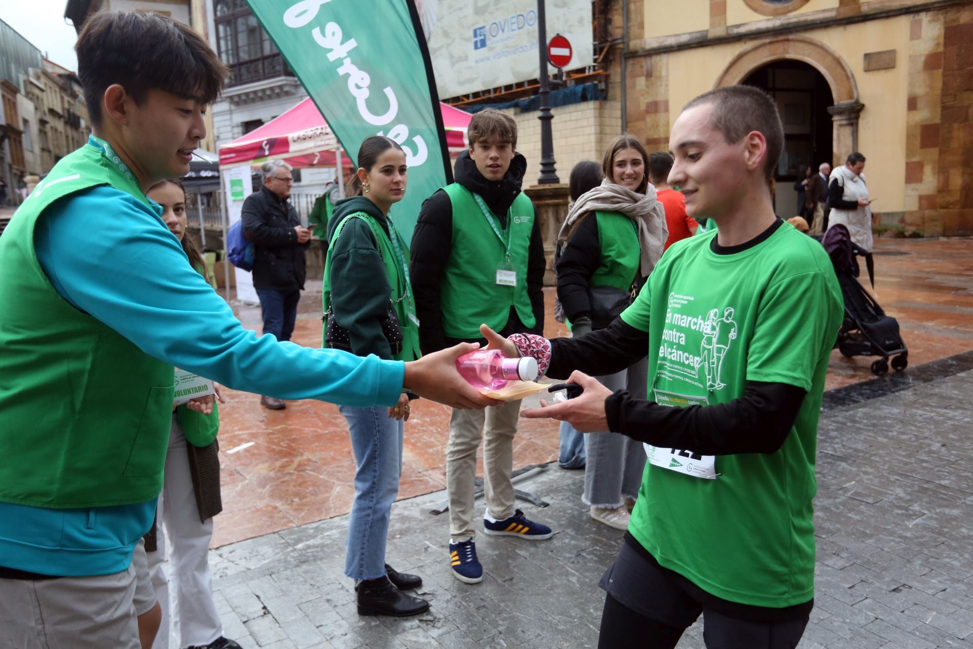 Oviedo se tiñe de verde contra el cáncer