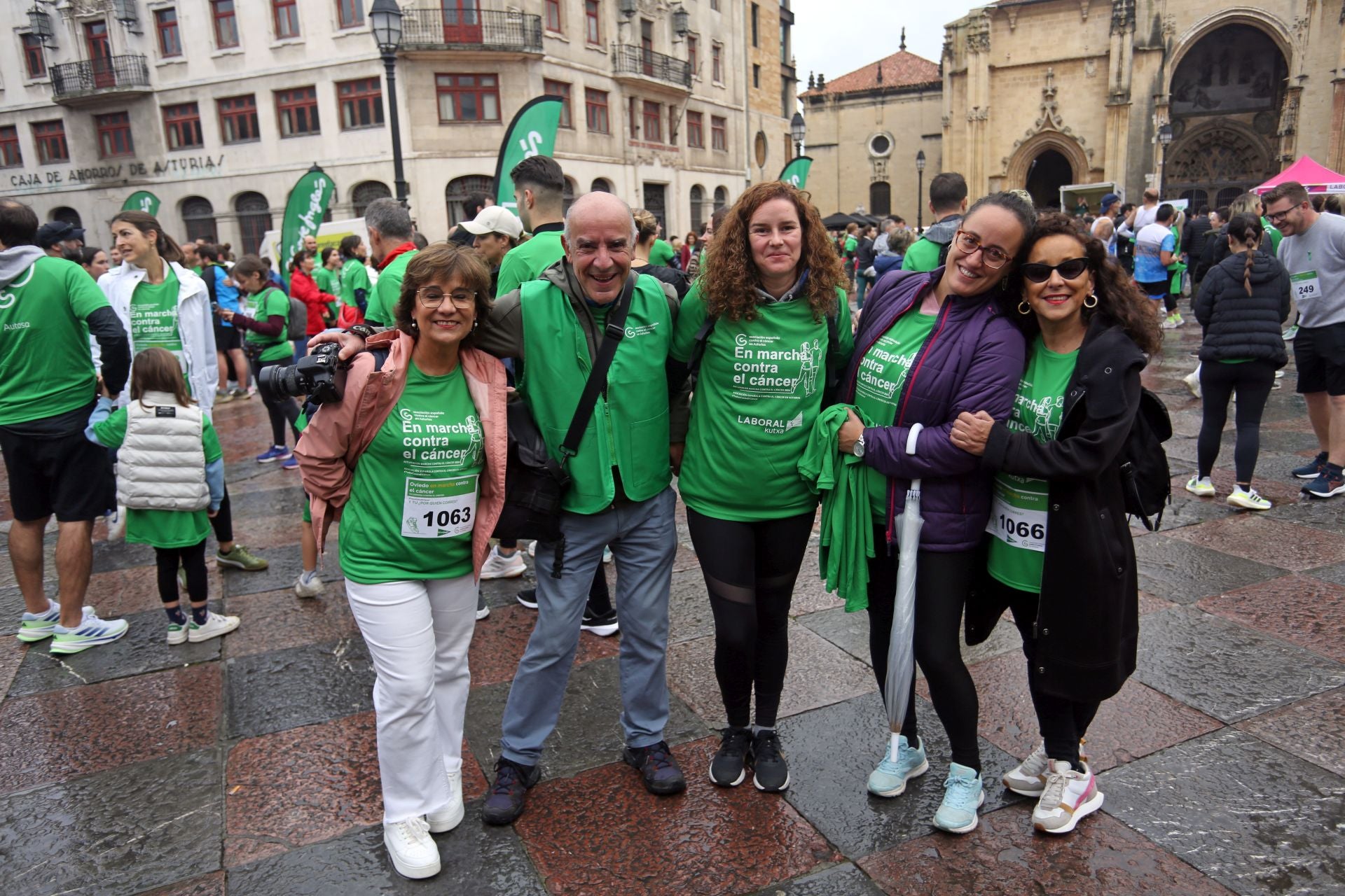 Oviedo se tiñe de verde contra el cáncer