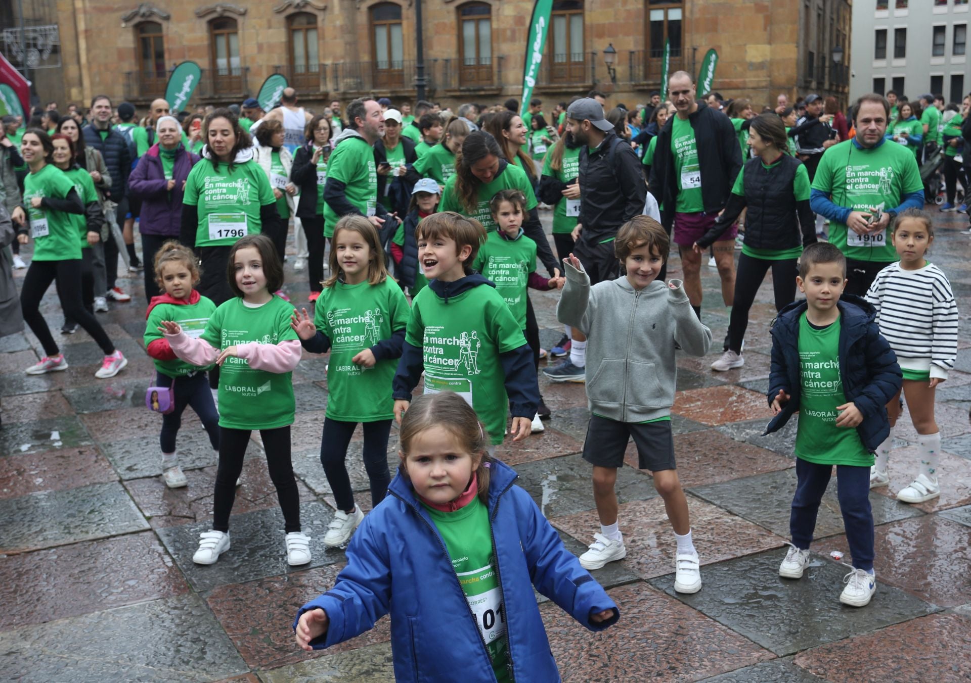 Oviedo se tiñe de verde contra el cáncer