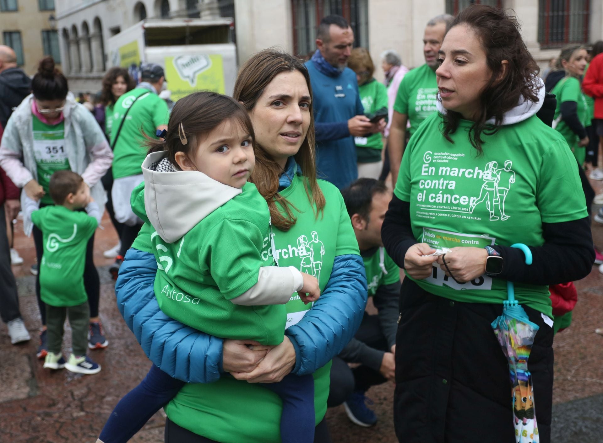 Oviedo se tiñe de verde contra el cáncer