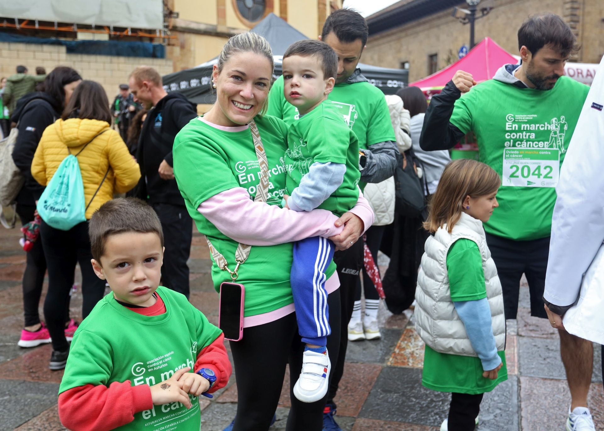 Oviedo se tiñe de verde contra el cáncer