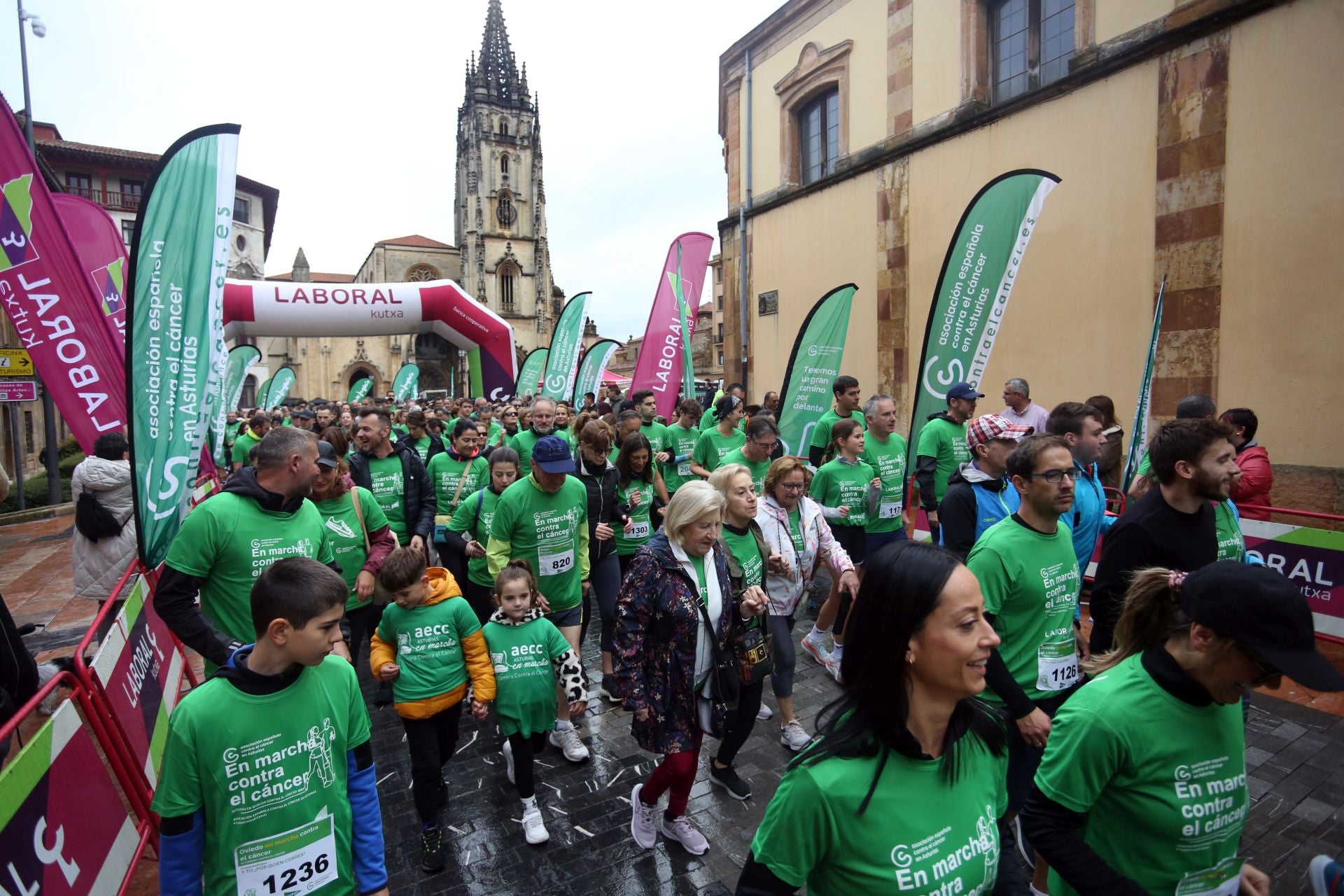 Oviedo se tiñe de verde contra el cáncer