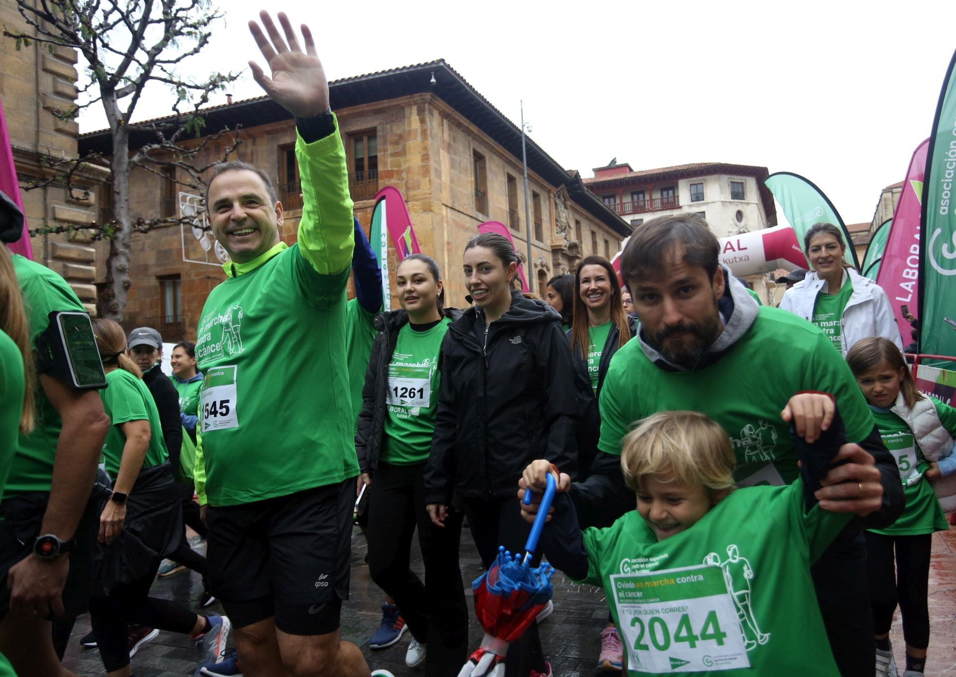 Oviedo se tiñe de verde contra el cáncer