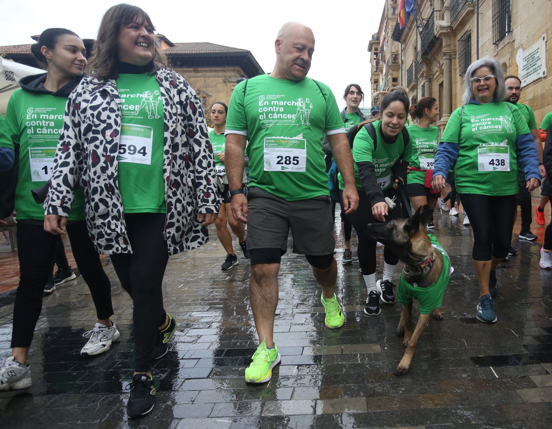 Oviedo se tiñe de verde contra el cáncer