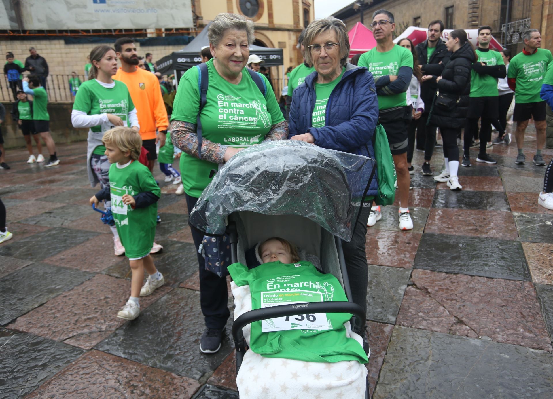 Oviedo se tiñe de verde contra el cáncer