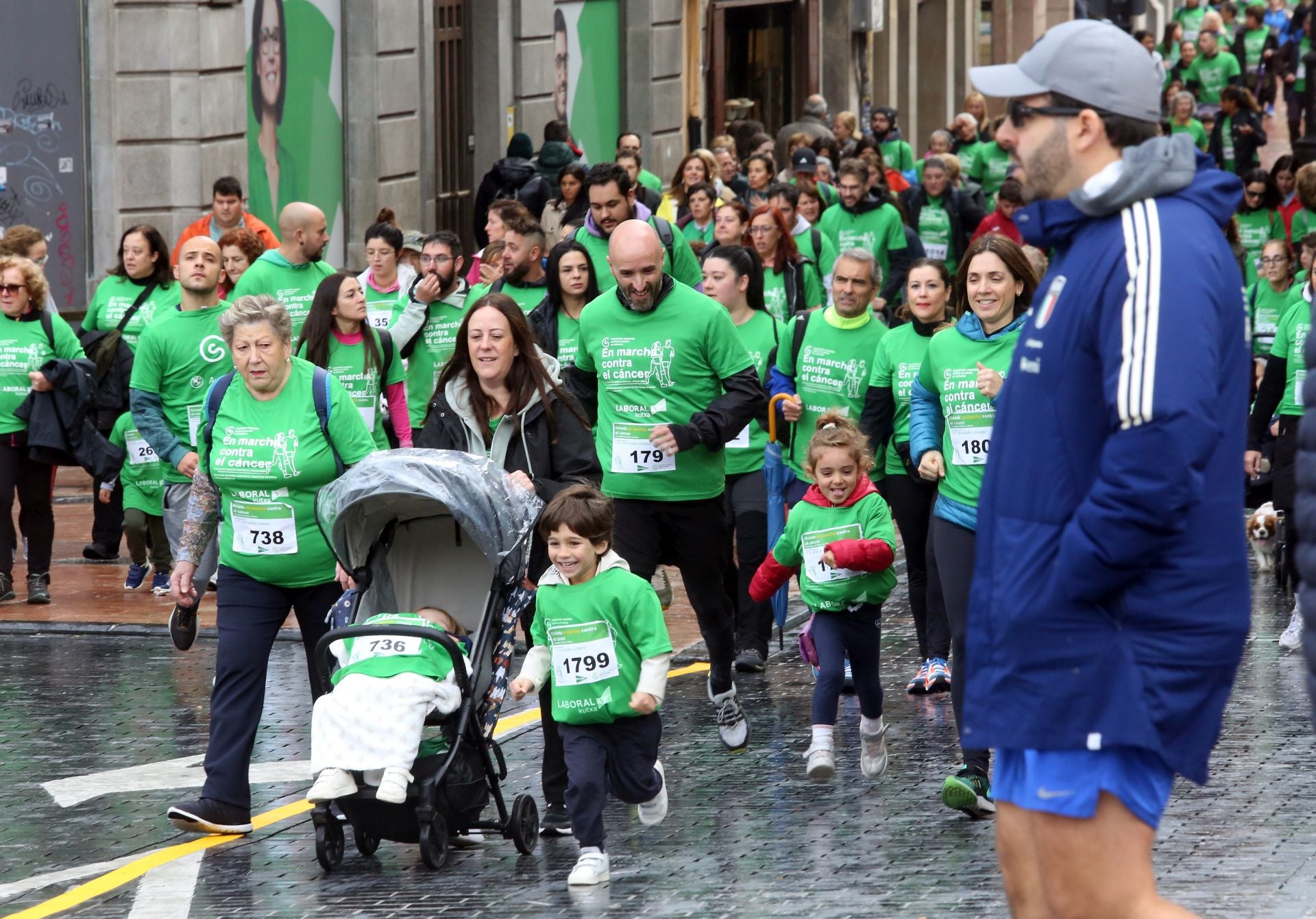 Oviedo se tiñe de verde contra el cáncer