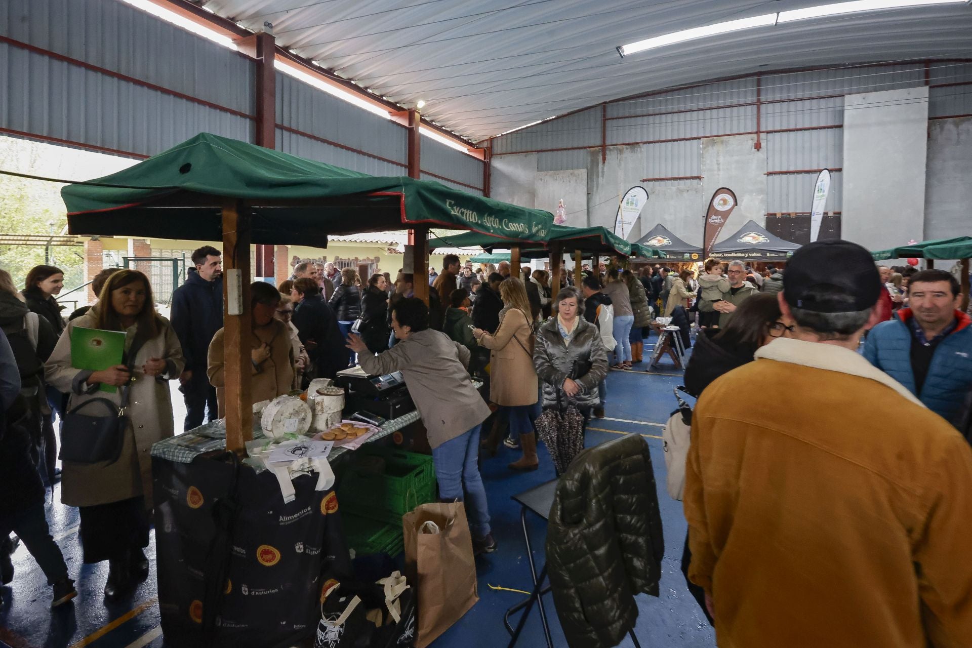 El manjar asturiano de Benia de Onís: el certamen del queso Gamonéu da sus ganadores