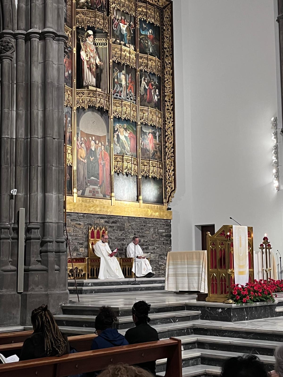 La iglesia de San Lorenzo, en Gijón, reabre tras un cambio de cara