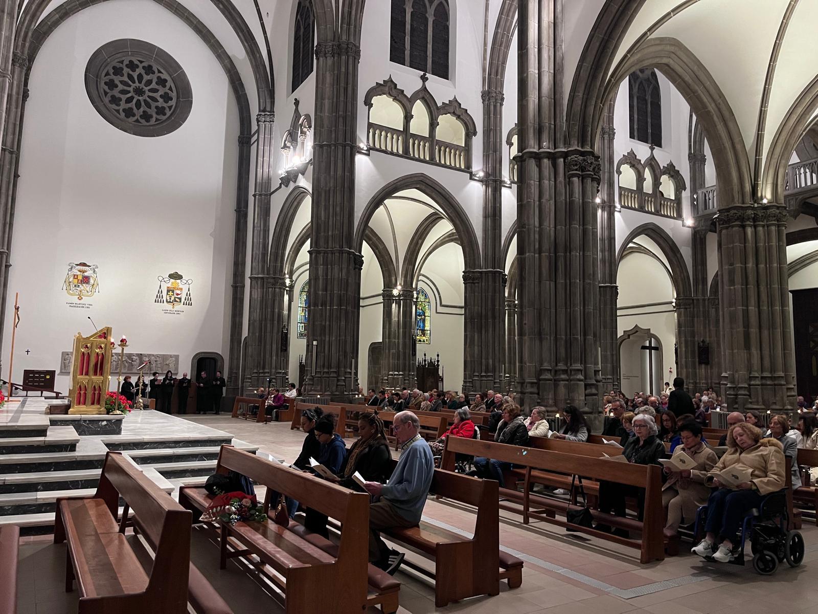 La iglesia de San Lorenzo, en Gijón, reabre tras un cambio de cara