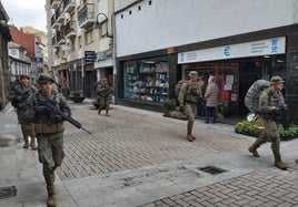 Soldados de la tercera compañía del Batallón San Quintín del Regimiento Príncipe del Ejercito de Tierra realizan maniobras en Cangas del Narcea.