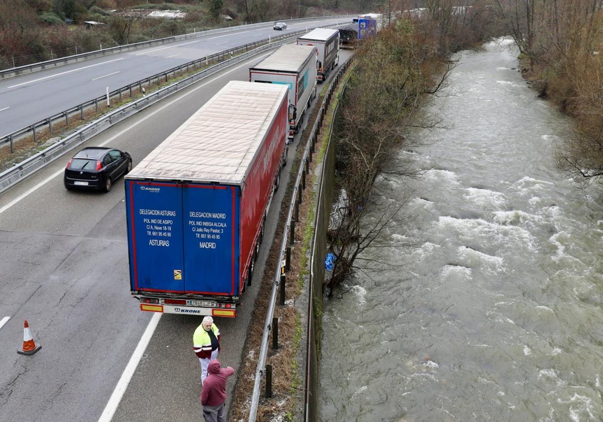 Camiones retenidos a la espera de poder pasar por el Huerna, en un temporal del invierno pasado.