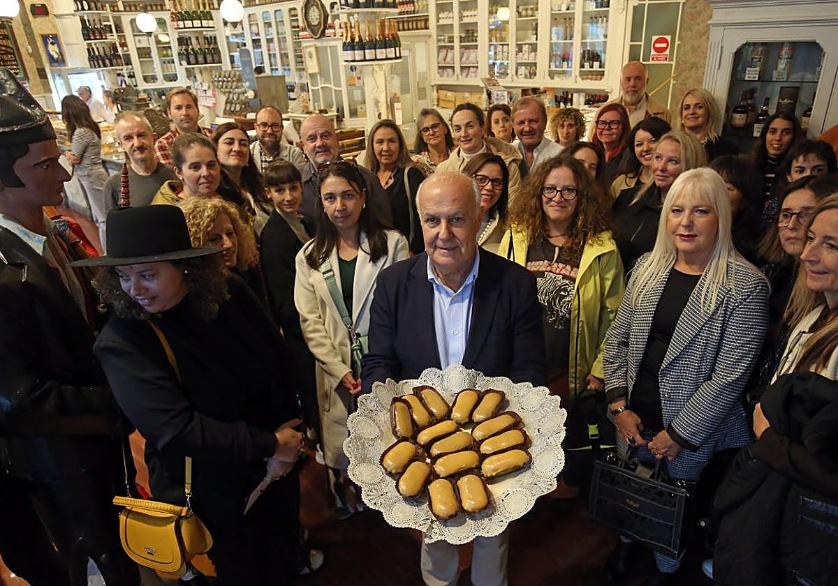 José Juan de Blas enseña una bandeja de carbayones, rodeado por los participantes del congreso. MARIO ROJAS