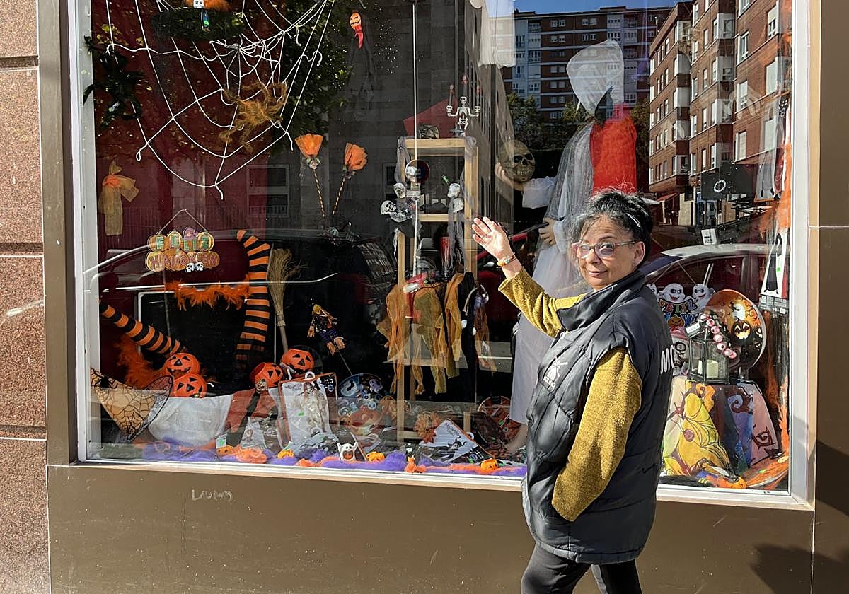 Maite González, encargada del escaparate de Molino, muestra la decoración que ha preparado.
