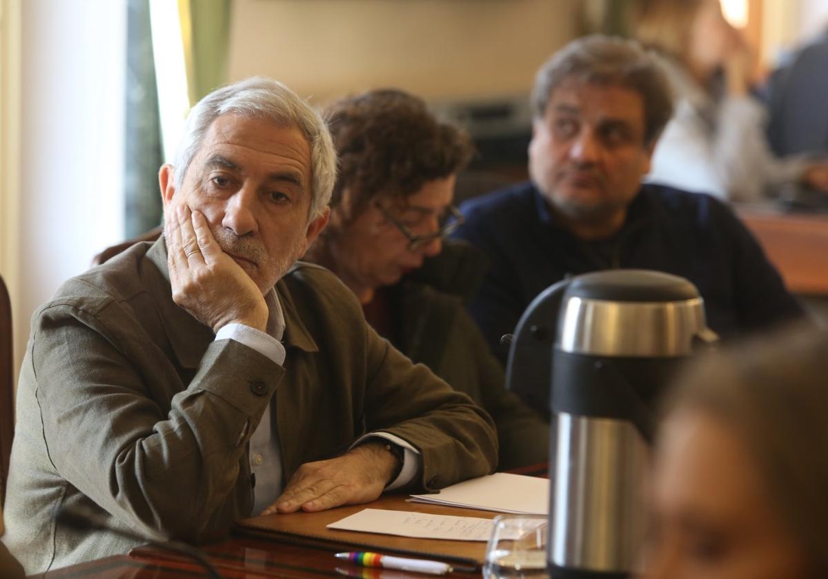 Gaspar Llamazares, Cristina Pontón y Alejandro Suárez, los tres ediles de IU. durante el Pleno.