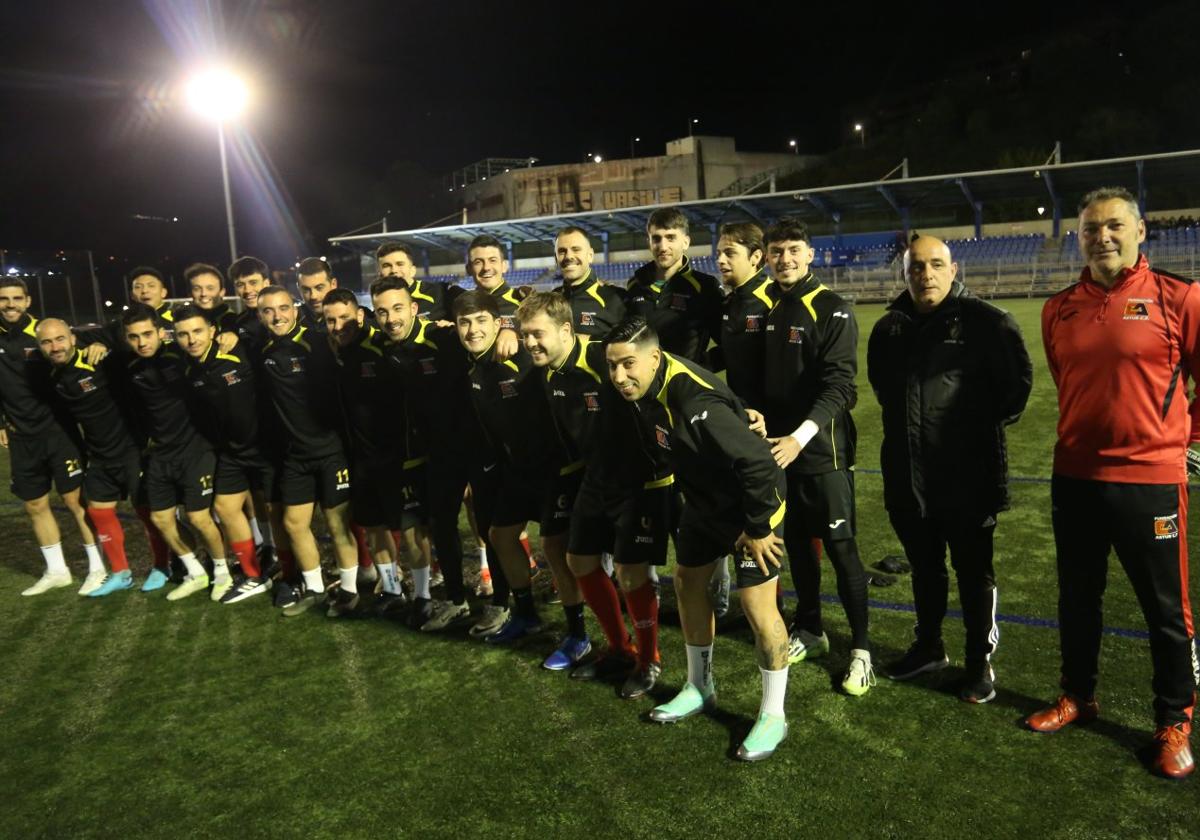 La plantilla del Astur se ejercitó ayer en el Hermanos Llana para preparar el duelo de esta noche.