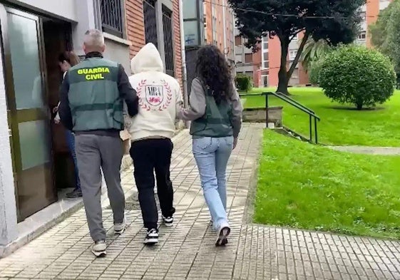 La Guardia Civil durante la operación en Gijón pra detener al agresor sexual reincidente.