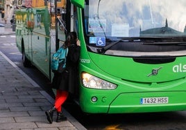 Un autobús de ALSA, con el cartel de servicios mínimos.