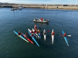 Solo el primer turno de la sección de piragüismo del Grupo entrenó este lunes en Gijón tras cinco años haciéndolo en el embalse de Trasona, en el concejo de Corvera.