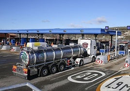 Un camión cisterna a punto de superar las cabinas de peaje del Huerna.