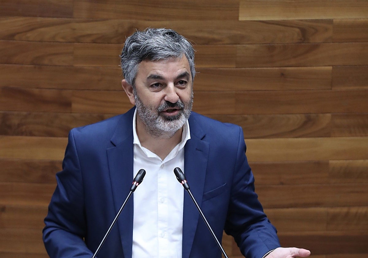 El consejero de Fomento, Alejandro Calvo, en el pleno, esta mañana.