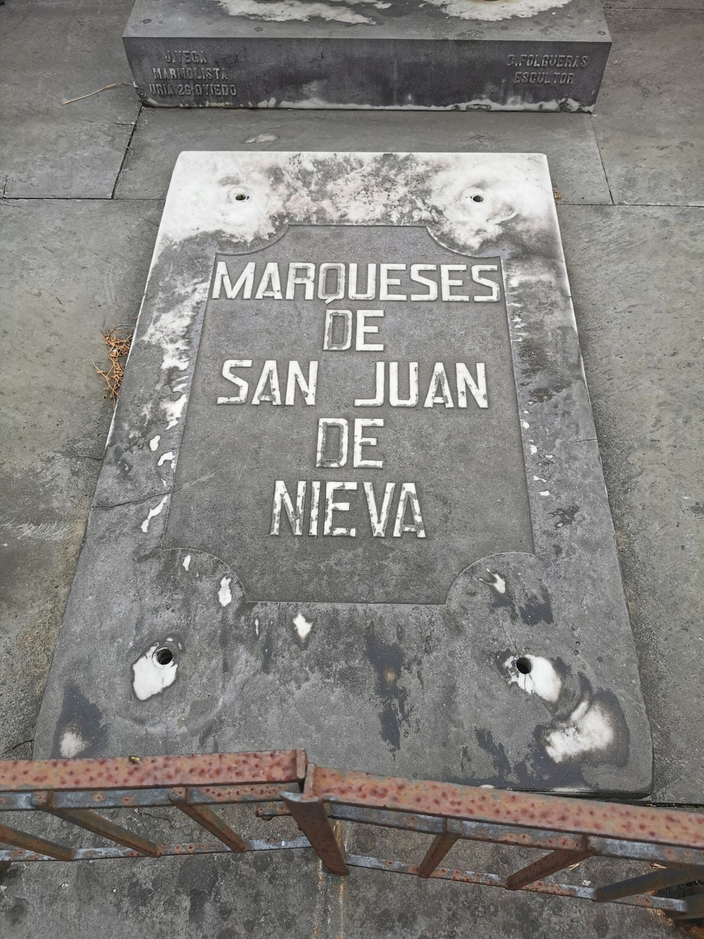 El cementerio de La Carriona en Avilés, desvalijado en víspera de los Santos