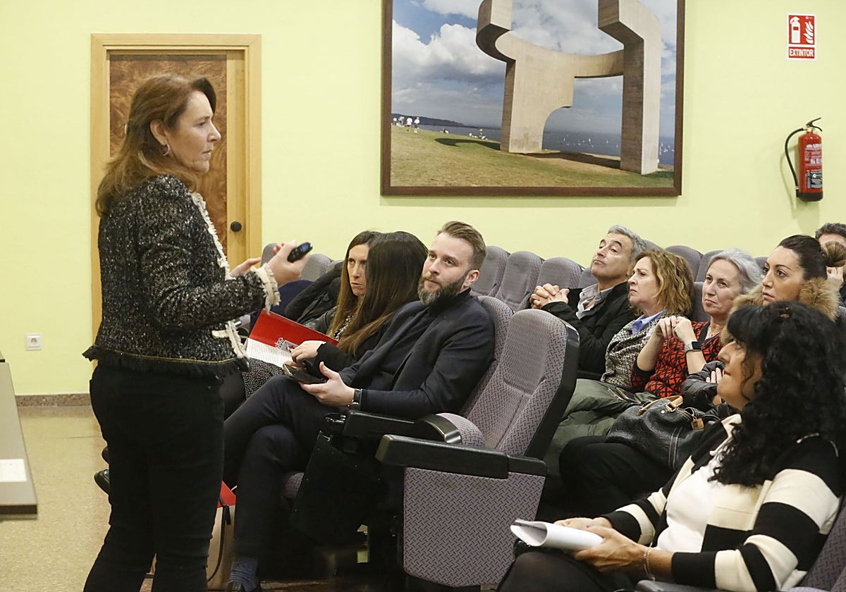 Cristina López Duarte, interviniendo en unas jornadas en la Escuela de Hostelería de Gijón, el pasado mes de febrero.