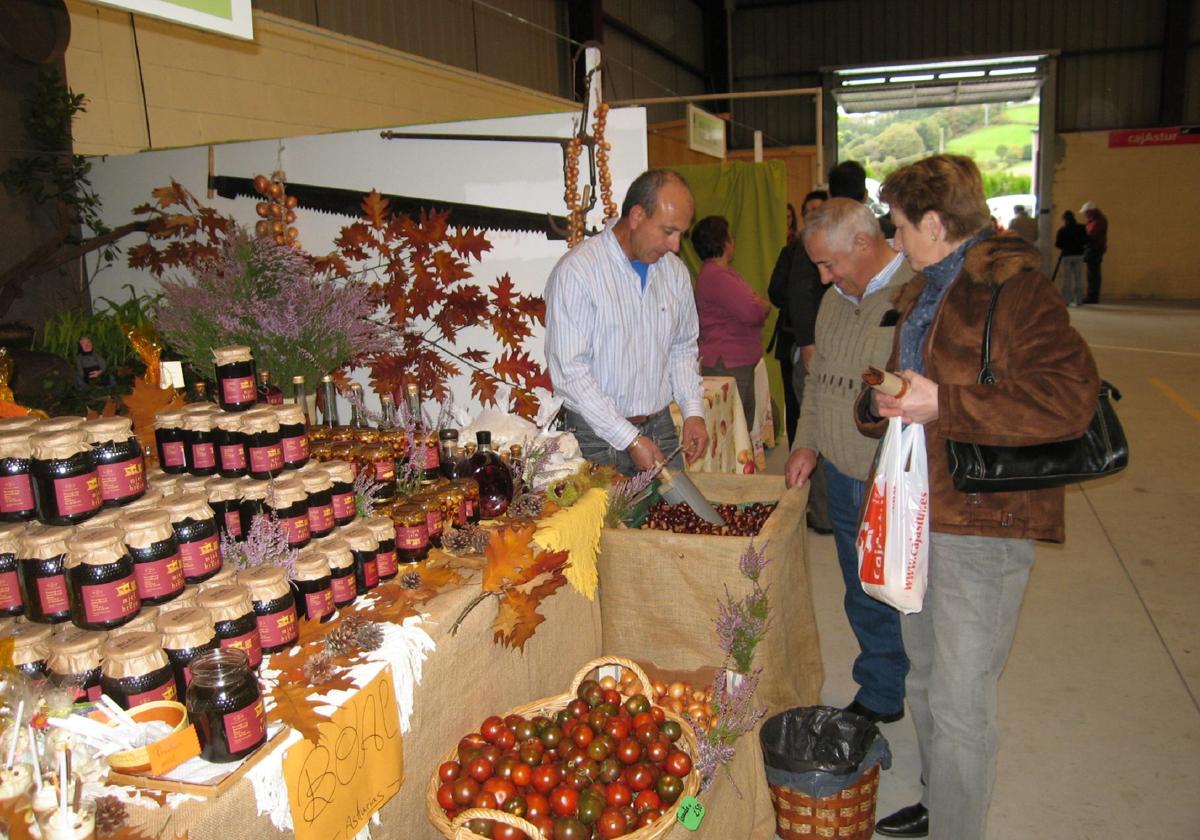 Un expositor en una de las pasadas ediciones de la Feria de la Miel de Boal.