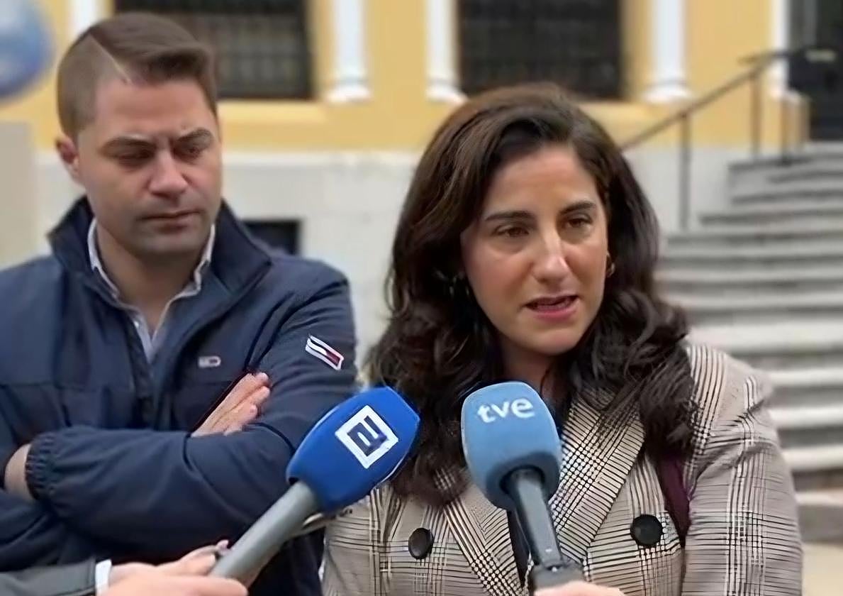 Borja Fernández, del sindicato URA, y Ana Vallina, abogada de la defensa, atienden a los medios de comunicación.